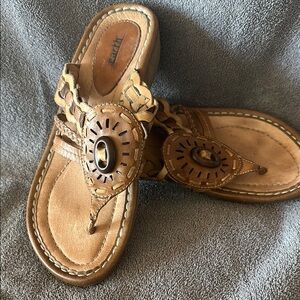 Earth Women's Tan Sandals.    Barely worn.like new